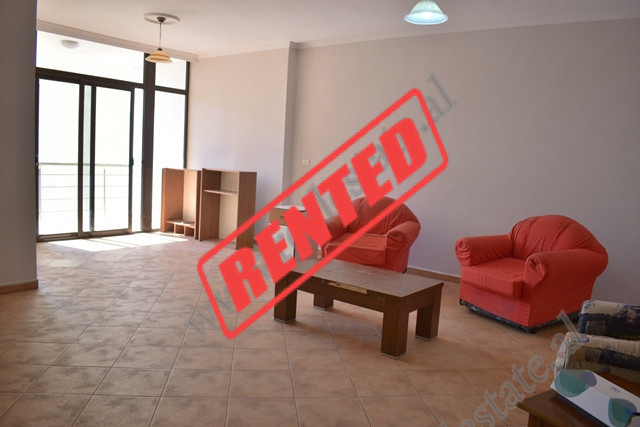 Apartament 2+1 me qira ne rrugen e Kavajes, perballe Kompleksit Delijorgji ne Tirane.
Eshte e pozic